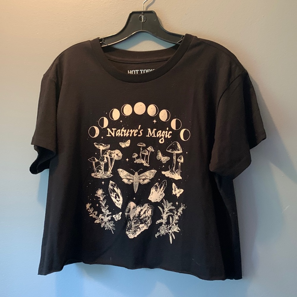Hot Topic crop T. Natures Magic size M. EUC